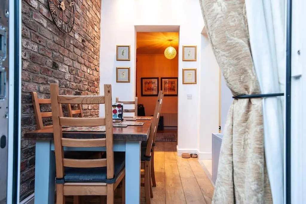Clifford House - 4 Bed Home Within The City Walls York